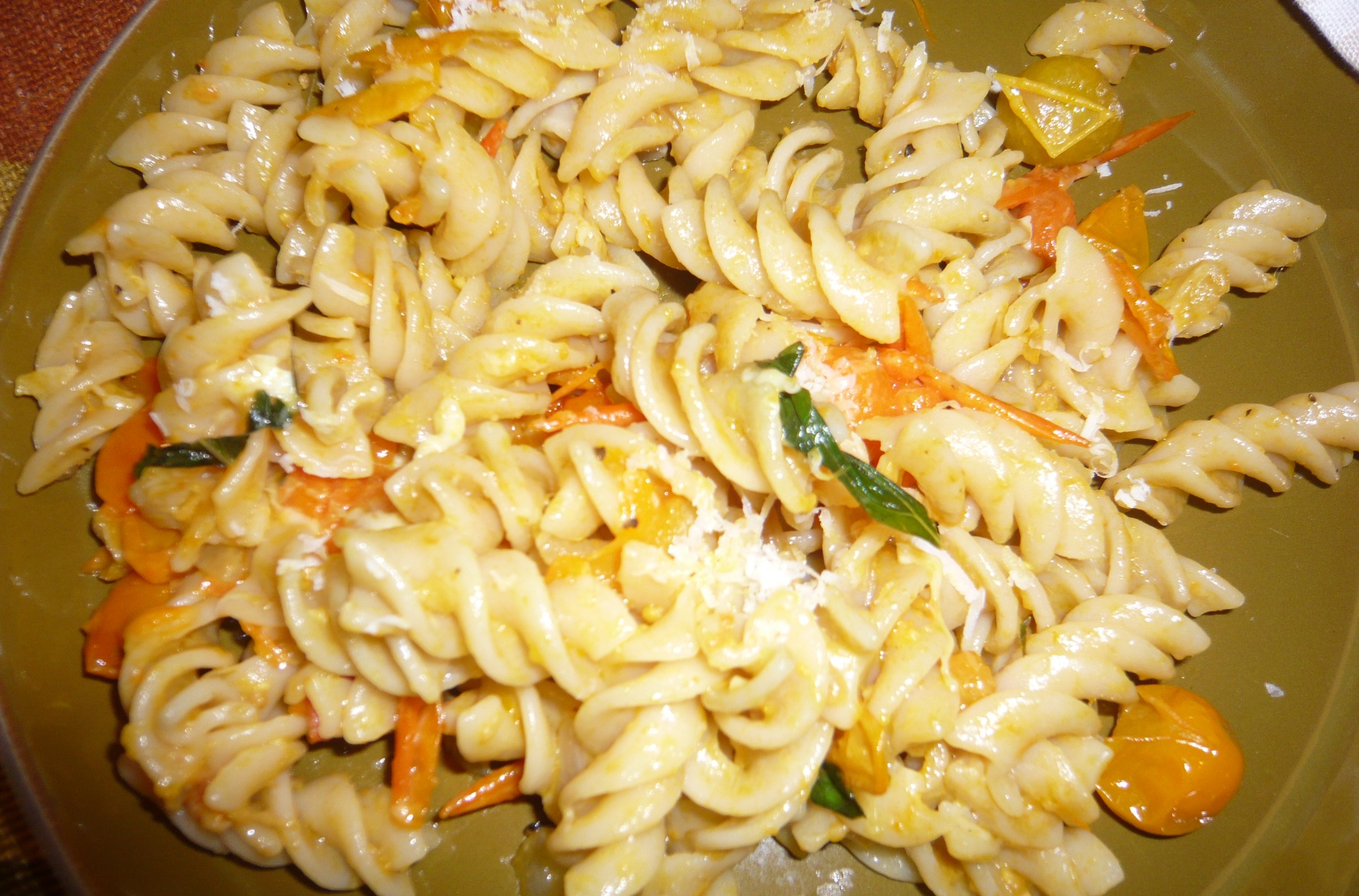 Το rotini σε μια καλοκαιρινή σάλτσα ντομάτας Sungold - φαίνεται, μάγειρες και γεύσεις ακριβώς όπως το παραδοσιακό rotini.