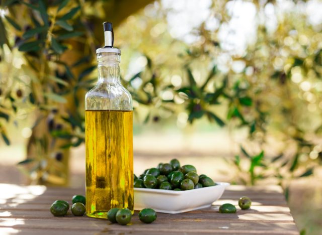 ελαιόλαδο και ελιές