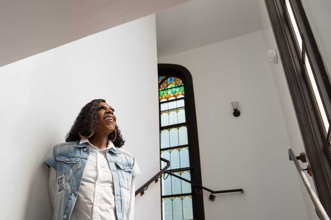 Big Freedia μέσα στο Esplanade Studios στη Νέα Ορλεάνη, η οποία μετατράπηκε από εκκλησία.