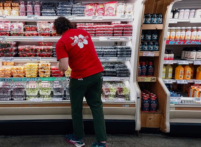Τα ράφια των υπαλλήλων του Trader Joe με συσκευασμένα φρούτα