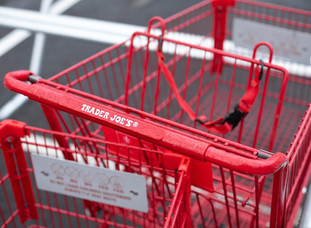 Κοντά σε μια λαβή καλαθιού αγορών του Trader Joe, με χώρο για κείμενο στην κορυφή