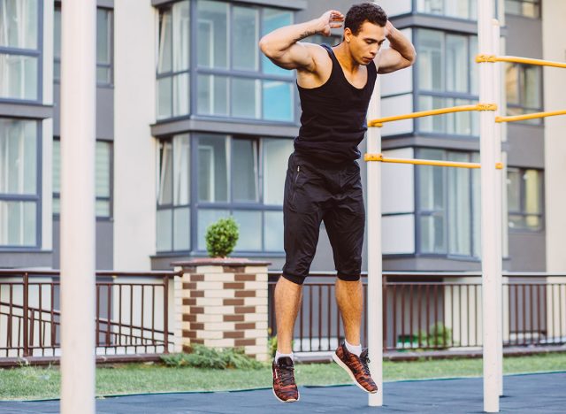 Πηδήξτε το Burpee. Αθλητικές ασκήσεις. Στάδιο και απελευθέρωση καταλήψεων. Ασκήσεις με ελεύθερο βάρος. Mixed Race Black Man Workout Jump Άσκηση στο Sport Ground Outdoor με αστικό αστικό τοπίο στο φόντο.