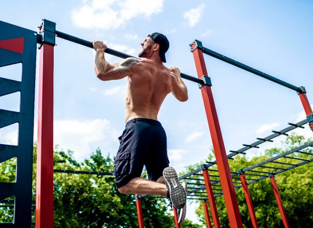 Ο άνθρωπος που κάνει pull-ups σε εξωτερικούς χώρους για ασκήσεις για να αποτρέψει ένα Bad Bod από 40