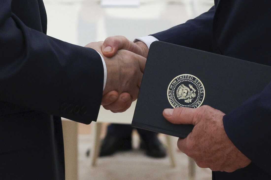 Ο Ρώσος Πρόεδρος Βλαντιμίρ Πούτιν, αριστερά, και ο ειδικός απεσταλμένος του Προέδρου των ΗΠΑ Donald Trump, Steve Witkoff, δεξιά, κουνιέται τα χέρια κατά τη διάρκεια της συνάντησής τους στο Κρεμλίνο στη Μόσχα της Ρωσίας, την Τετάρτη 6 Αυγούστου 2025.