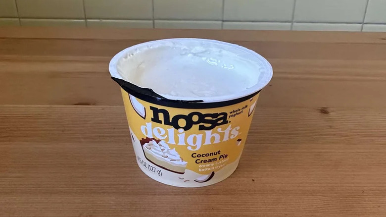 Το Noosa Delights Cup σε ένα ξύλινο τραπέζι