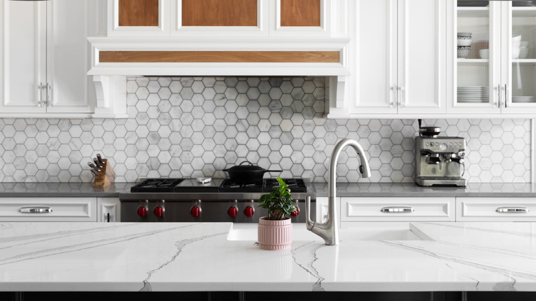 Ένα τολμηρό backsplash κουζίνας με πιο λεπτές countertops
