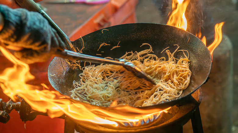 Chef Frying Pad Thai Noodles σε ένα wok