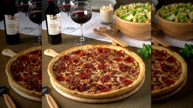 Το Sam's Club Pepperoni Pizza σερβίρεται με σαλάτα και κρασί