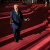 WASHINGTON, DC - 17 Μαρτίου: Ο Πρόεδρος των ΗΠΑ Donald Trump μιλάει στα μέσα μαζικής ενημέρωσης στην αίθουσα των εθνών κατά τη διάρκεια μιας περιοδείας στο Κέντρο John F. Kennedy για τις τέχνες του Performing μετά από να οδηγήσει σε συνεδρίαση του διοικητικού συμβουλίου στις 17 Μαρτίου 2025 στην Ουάσινγκτον, DC. Μετά την αποφυγή του ετήσιου κέντρου Kennedy Center κατά τη διάρκεια της πρώτης θητείας του στο Λευκό Οίκο, ο Trump πυροβόλησε τον πρόεδρο του κέντρου, απομάκρυνε το διμερές διοικητικό συμβούλιο του Biden διορισμένων και ο ίδιος ο ίδιος πρόεδρος του ιστορικού θεσμικού θεσμού και χορού. (Φωτογραφία από Chip Somodevilla/Getty Images)