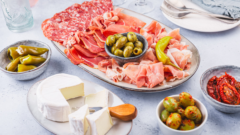 Charcuterie απεικονίζεται σε πιατάκια
