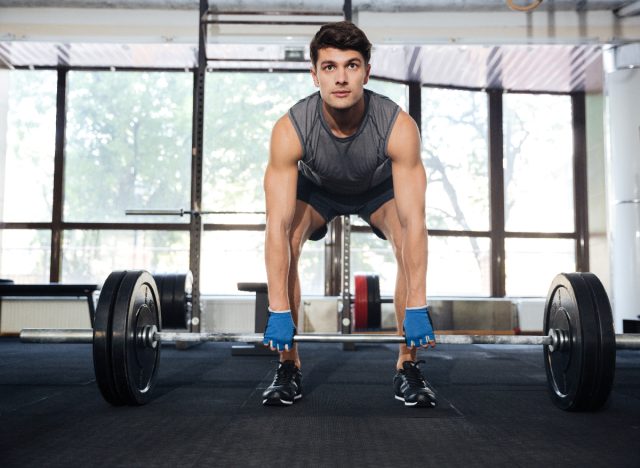 Ο άνθρωπος κάνει barbell deadlifts