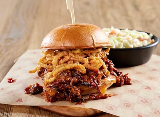 Το BBQ Smokehouse του Lucille τράβηξε το σάντουιτς χοιρινού κρέατος