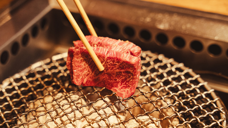 Δύο κομμάτια ιαπωνικού wagyu κρατήθηκαν πάνω από τη σχάρα