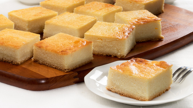 τετράγωνα cheesecake στο δίσκο