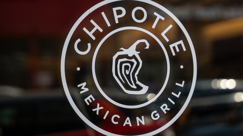 Σημάδι chipotle στο παράθυρο