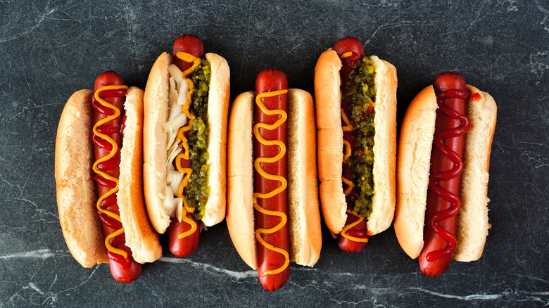 Hot Dogs σε κουλουράκια με διάφορες επικαλύψεις