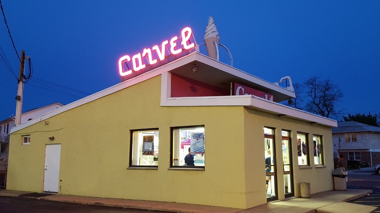 Το εξωτερικό ενός καταστήματος παγωτού Carvel
