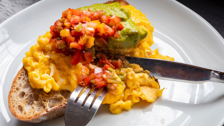 ομελέτα με σάλσα και guacamole στο τοστ