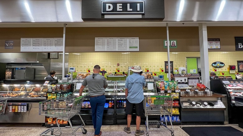 Οι πελάτες στο Deli στο Publix