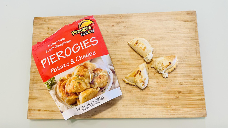 Pierogies Factory Pierogies σε μια κοπτική σανίδα