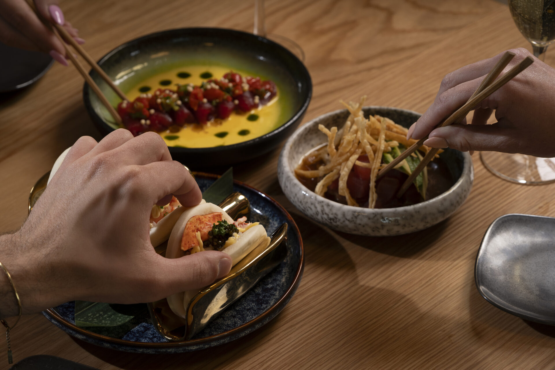 Lobster Roll, Ceviche Nikkei, Maguro Tiradito από τα εστιατόρια Maru Fusion
