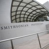 Ένα σήμα θεσμικού ιδρύματος Smithsonian φαίνεται στο Εθνικό Μουσείο Αεροπορίας και Διαστήματος στο Εθνικό Mall στην Ουάσινγκτον, DC. Τον Μάρτιο, ο Πρόεδρος Trump υπέγραψε μια εκτελεστική εντολή για να αναμορφώσει και να καταργήσει την επαφή που 
